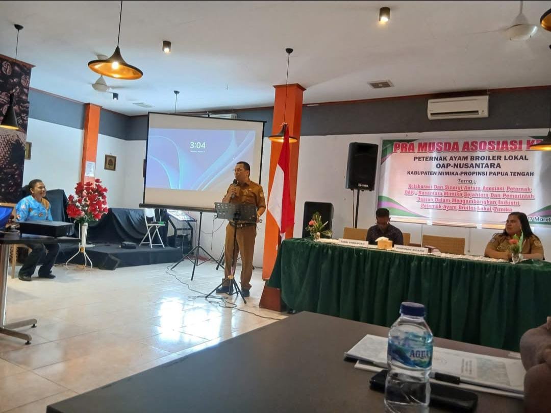 Agustinus Mandang, Kabid Bina Usaha Dinas Peternakan memberikan motivasi kepada peternak.