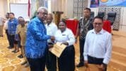 BUPATI JOHN SERAHKAN SK