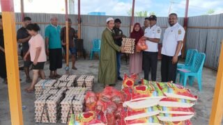 Dinas Ketahanan Pangan serahkan bantuan untuk korban kebarakaran di Pomako