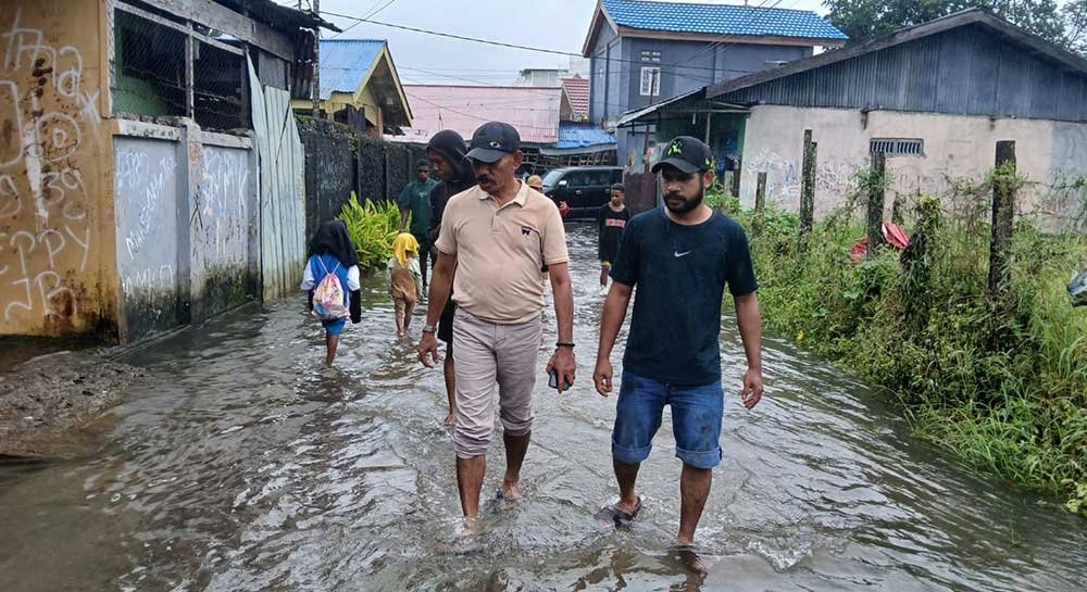 Hujan deras mengguyurkan Kota Timika hampir dua pekan terakhir membawa malapetaka bagi masyarakat Timika. Bertepatan dengan