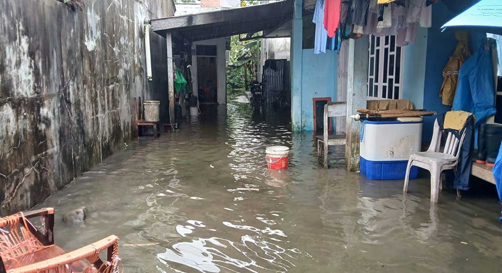 Hujan deras mengguyurkan Kota Timika hampir dua pekan terakhir membawa malapetaka bagi masyarakat Timika. Bertepatan dengan