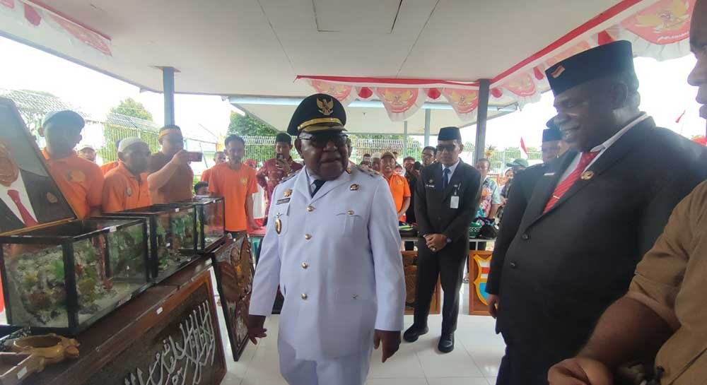 Wakil Bupati Emanuel Kemong didampingi Pj. Sekda Mimika Abraham Kateyau