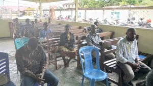 Jemaat Kingmi mengikuti ibadah pembukaan Raker III.