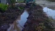 BANGUN DRAINASE DI KAMPUNG NAWARIPI RT 13