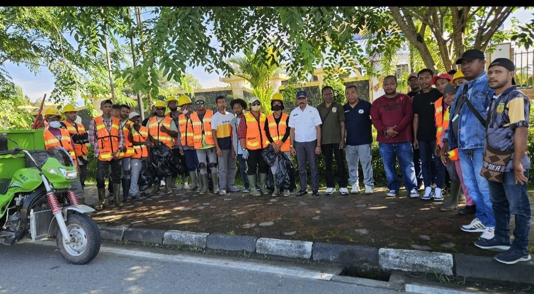 petugas kebersihan bank sampah