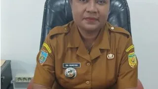 Kepala Distrik Wania Ria Nataliza F. Mandiwa