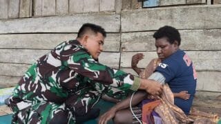 Modesta Akarepia memberikan pelayanan kesehatan