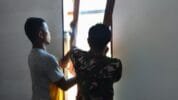 memasang jendela
