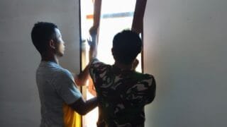 memasang jendela