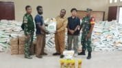 MANASE OMALENG KEPALA DISTRIK KUALA KENCANA MENERIMA BANTUAN PANGAN DARI BULOG