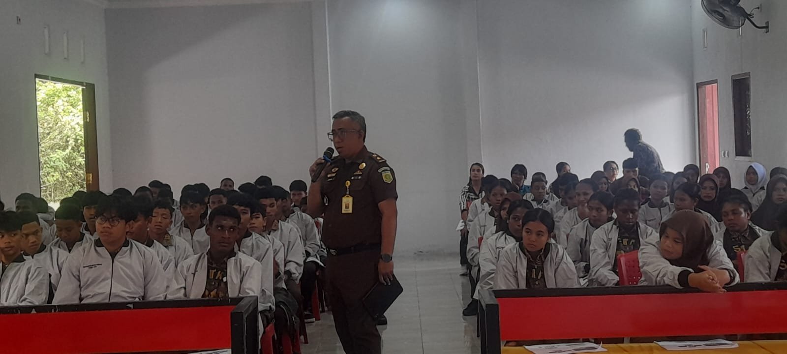 JAKSA MENJELASKAN DI SMK AMAMAPARE 1.1