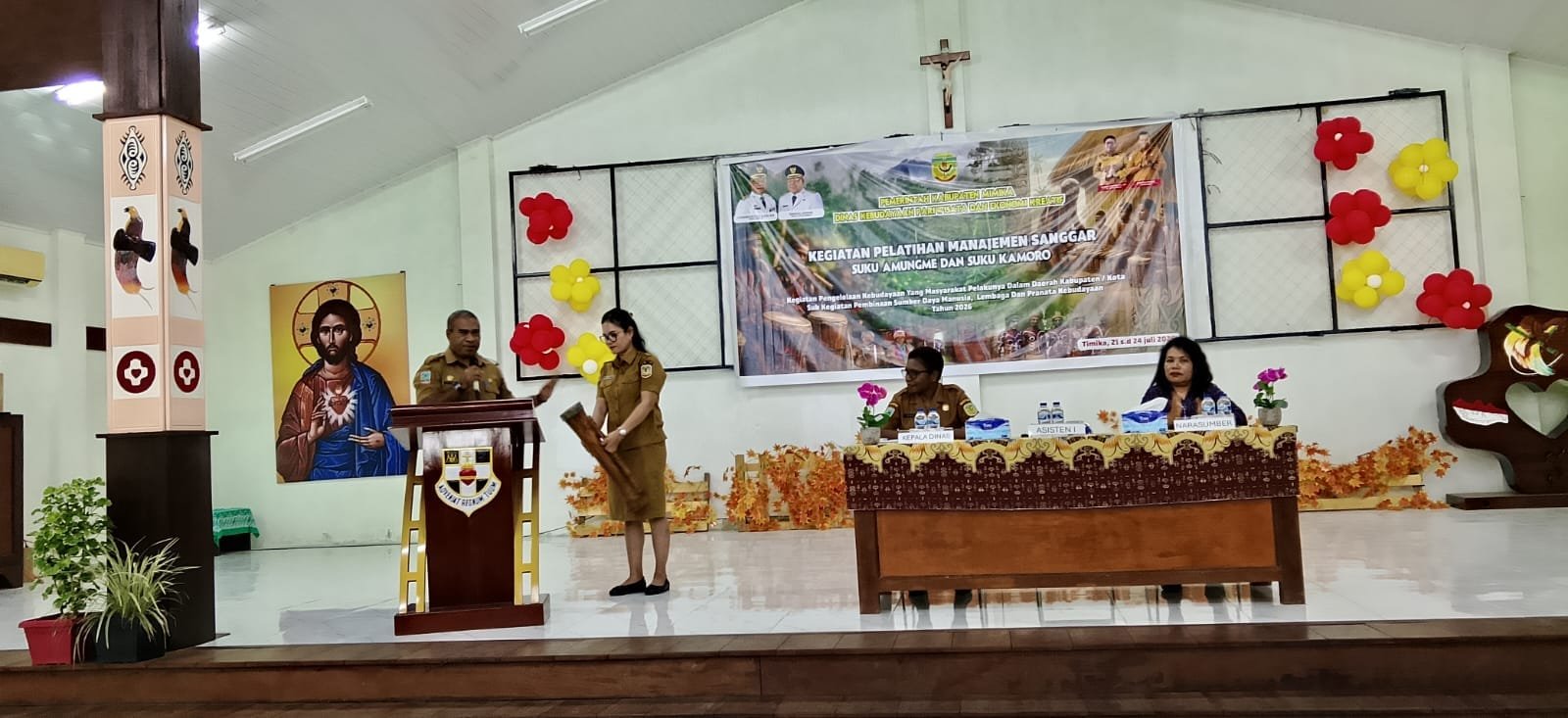 membuka kegiatan