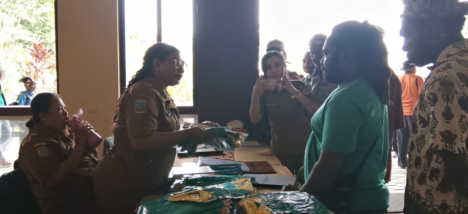 panitia menyerahkan baju