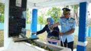 tabur bunga di makam Yohanis Kapiyau
