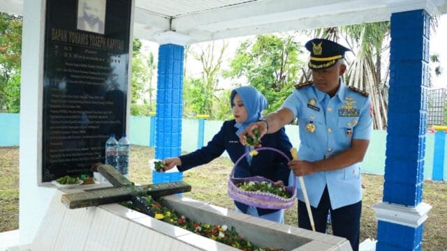 tabur bunga di makam Yohanis Kapiyau