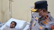 KAPOLDA PAPUA TENGAH JENGUK KORBAN PENYANDERAAN