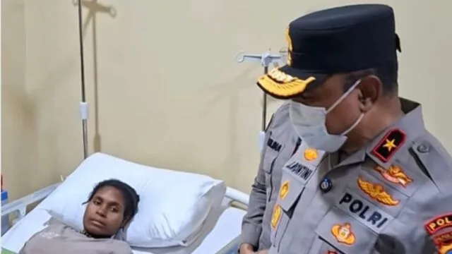 KAPOLDA PAPUA TENGAH JENGUK KORBAN PENYANDERAAN