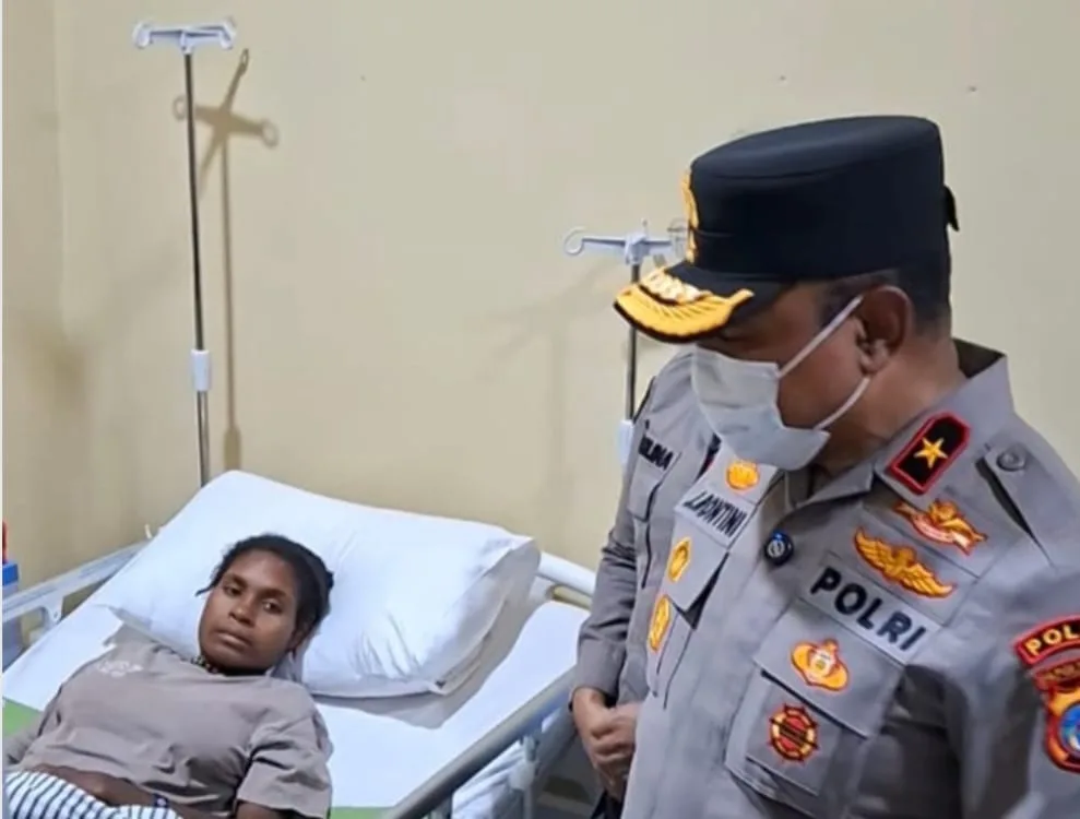 KAPOLDA PAPUA TENGAH JENGUK KORBAN PENYANDERAAN