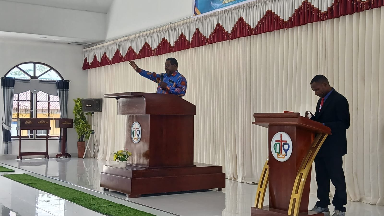 Pdt. Moses Lokbere memimpin doa pembukaan