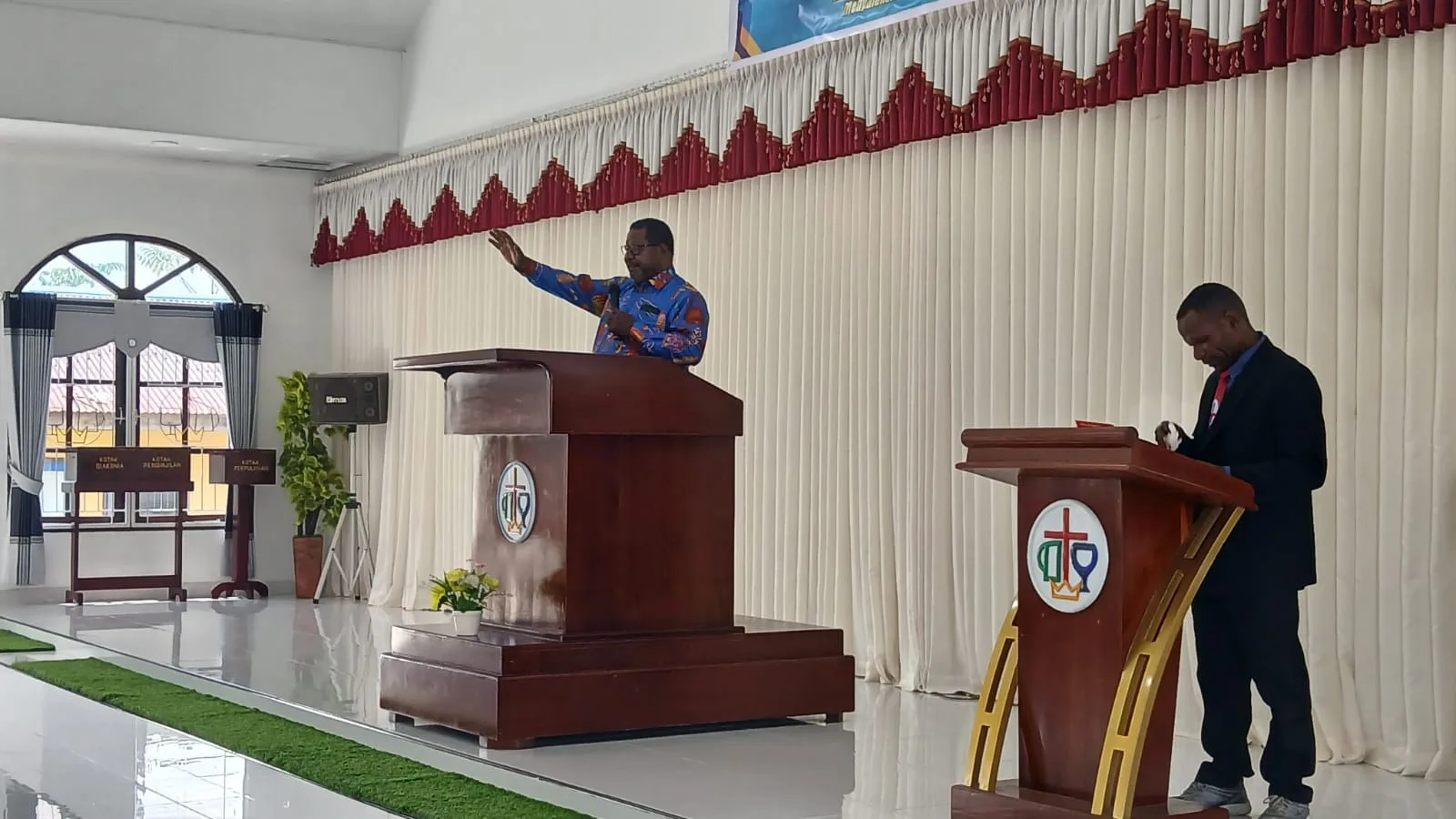 Pdt. Moses Lokbere memimpin doa pembukaan