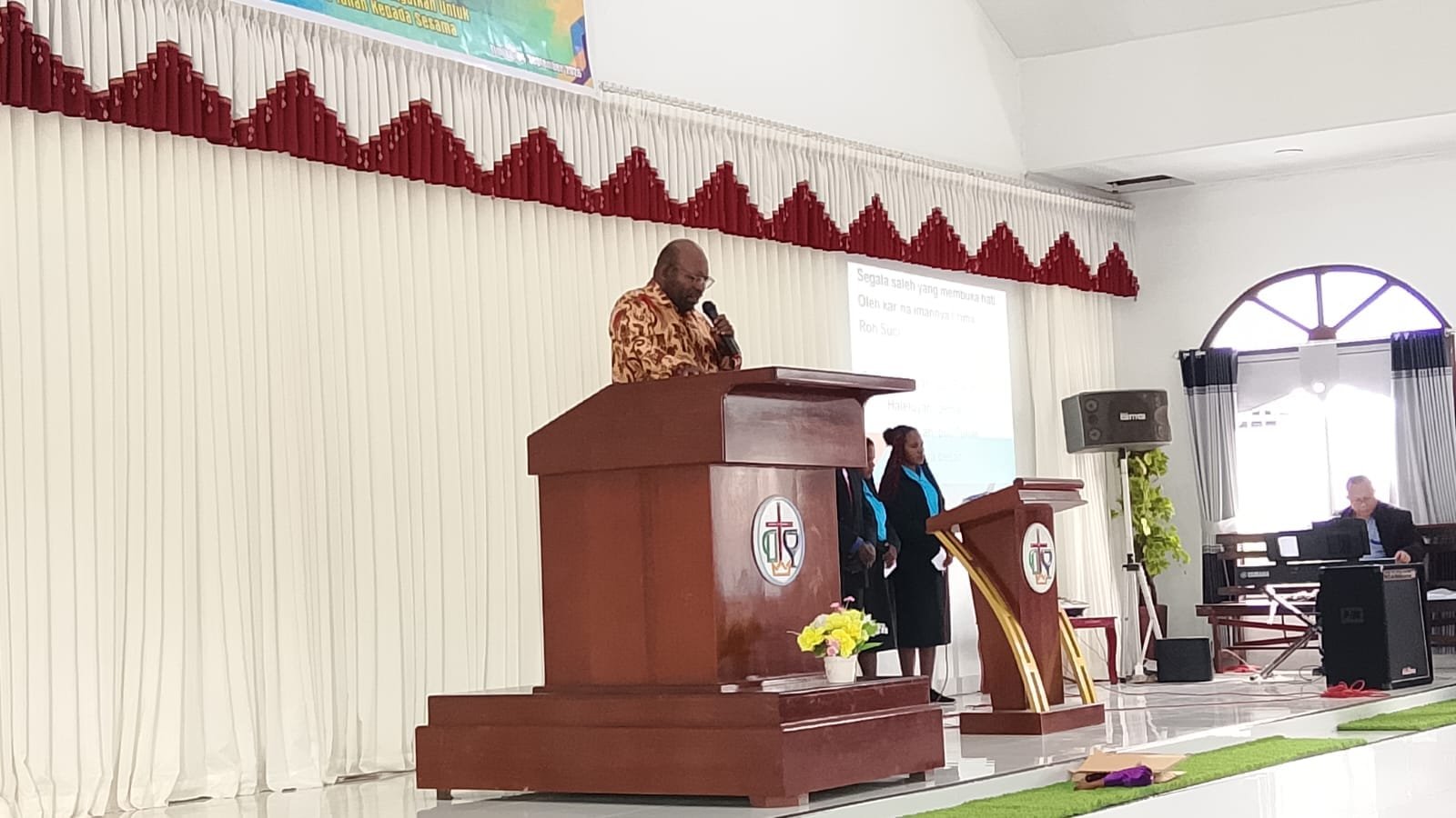 Pdt. Nahor pimpin doa safaat