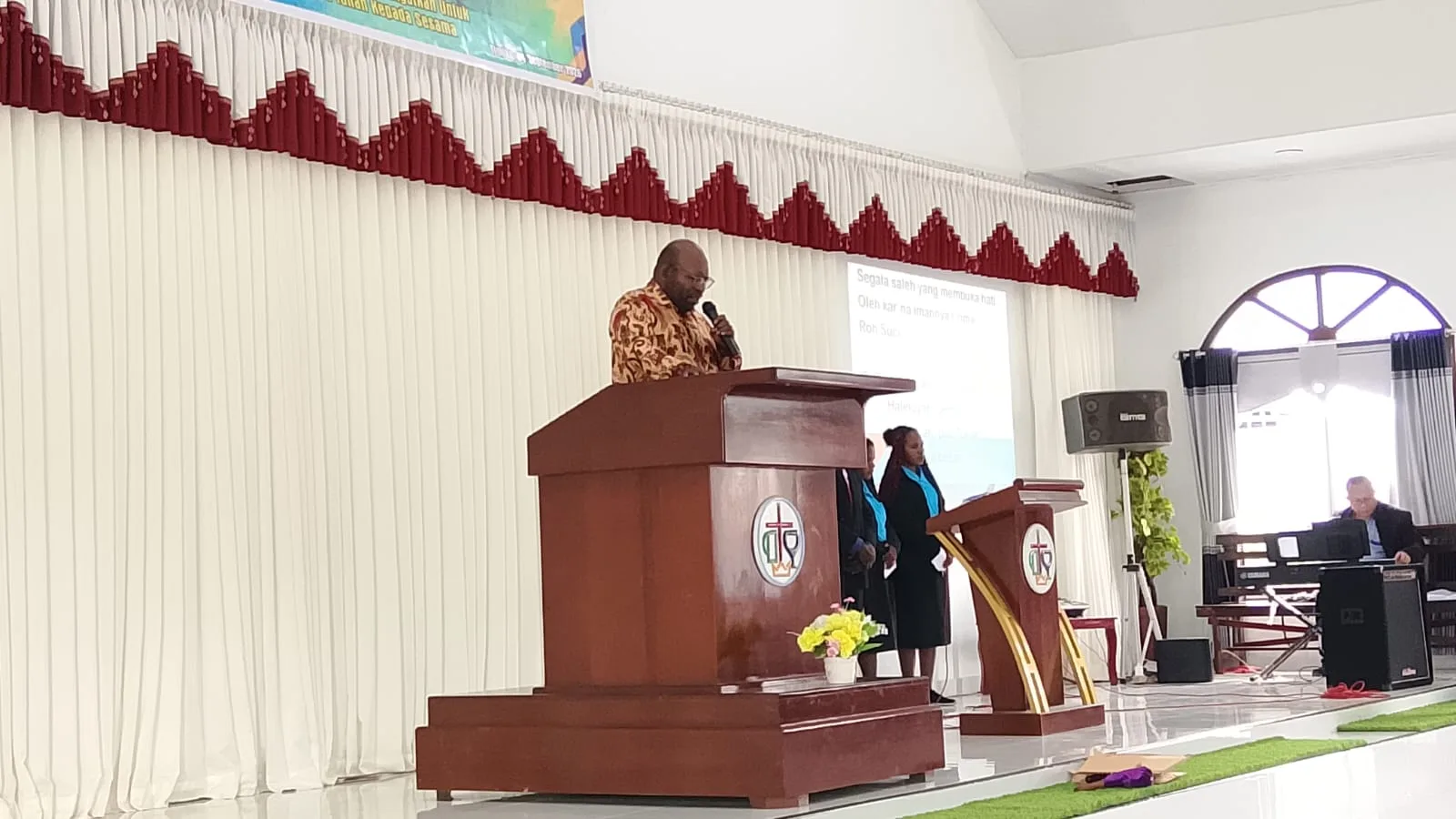 Pdt. Nahor pimpin doa safaat