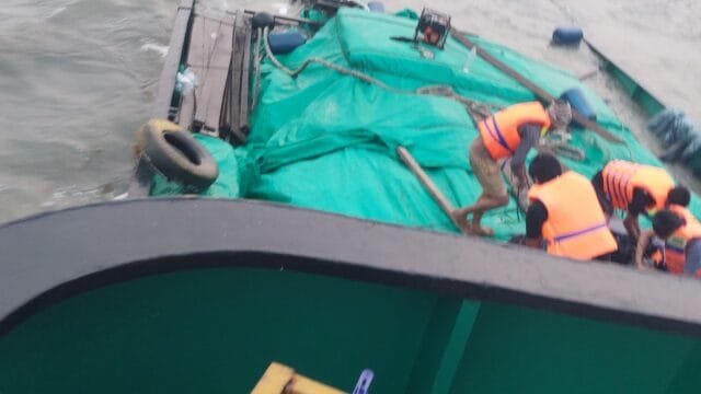 kapal lct tenggelam di perairan puriri