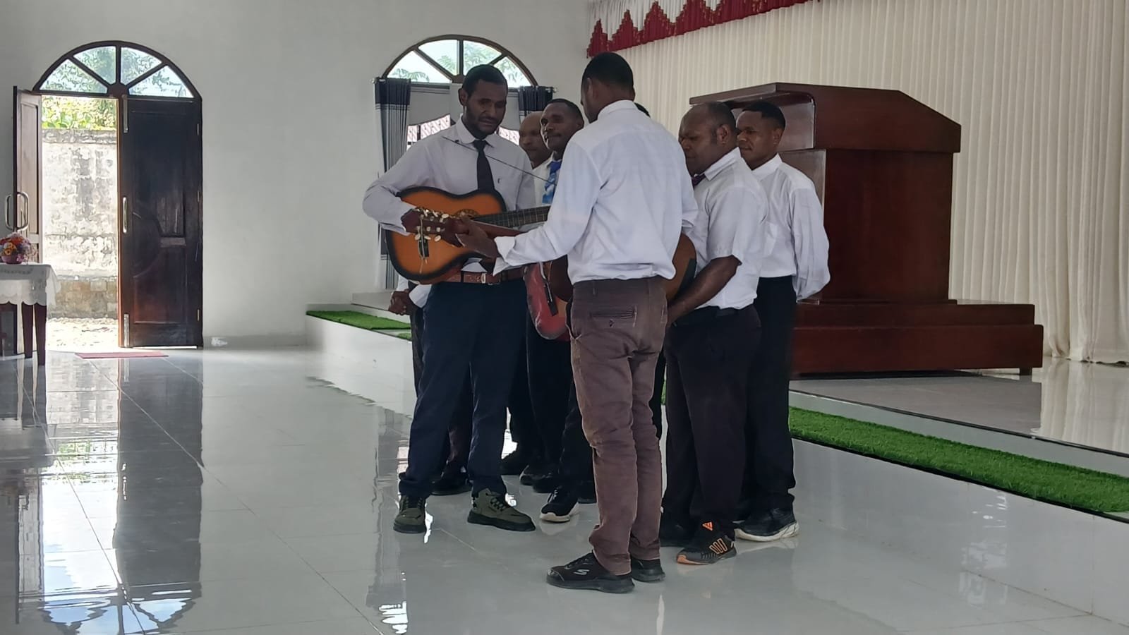pelajar Suku Moni mengisi membawakan lagu