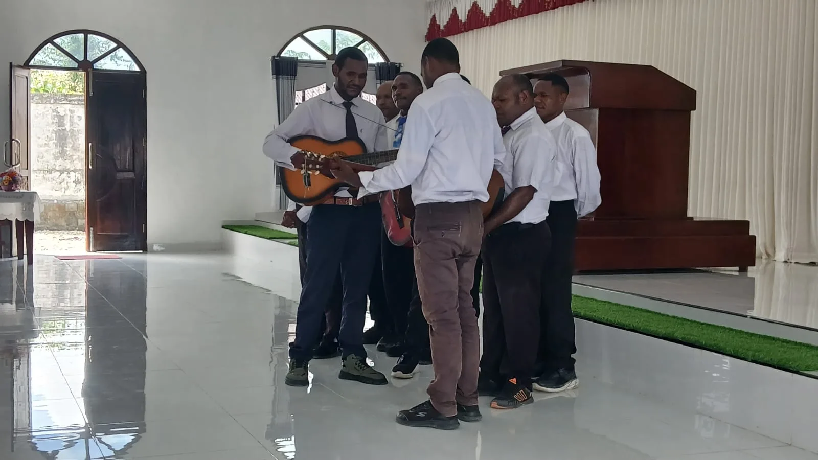 pelajar Suku Moni mengisi membawakan lagu