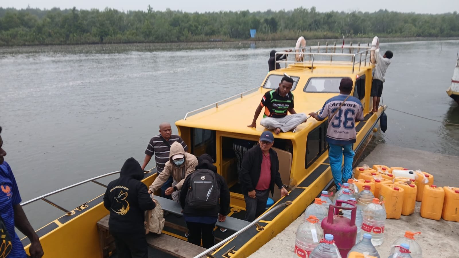 SUASANA KEPALA DINAS DAN TIM HENDAK TURUN DARI SPEEDBOTH MENUJU PELABUHAN 2